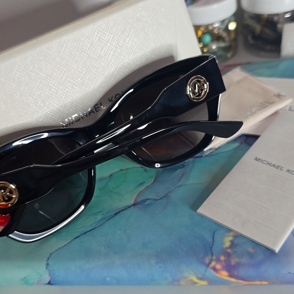 Michael Kors Black & Gold Women's Cat-Eye Gradient Sunglasses (NWT)✨️🖤✨️ - Picture 8 of 8